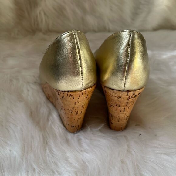Steve Madden  Visible leather gold perforated slip on wedge peep toe heels SZ 8M - Picture 3 of 10